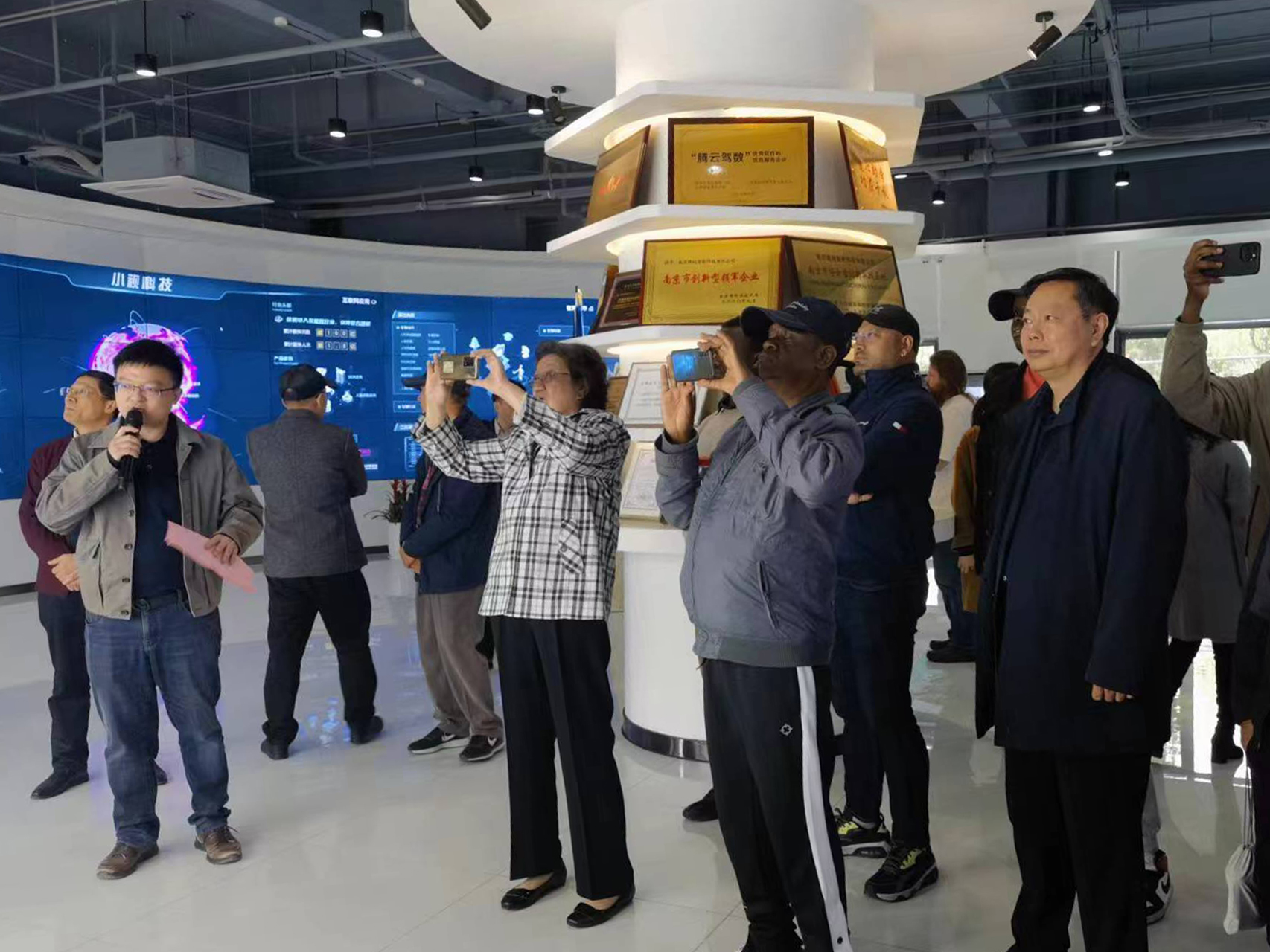 南京市友协举办交流活动，外国友人体验爱游戏aiyouxi“科技范儿”